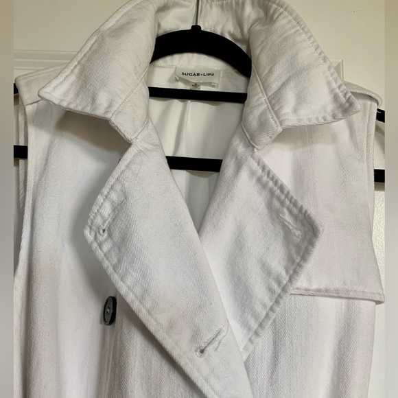 LN WHITE DENIM TRENCH. LAYER W/BLACK TOP UNDERNEATH & BLACK BOOTS OR HEELS💃🏿 - Picture 3 of 9